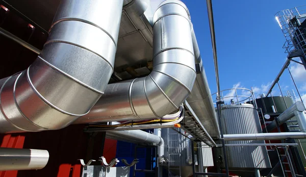 Industriële pijpleidingen op pijp-brug tegen blauwe hemel — Stockfoto