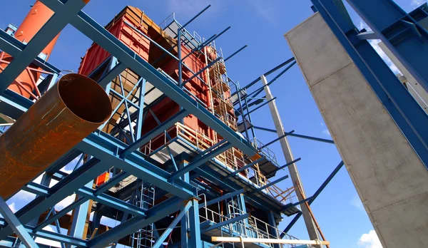 Kräne und Träger auf dem Bau der Industriefabrik — Stockfoto