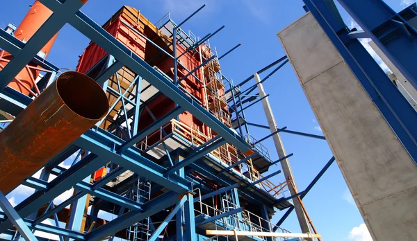 Cranes and beams on construction of industrial factory — Stock Photo, Image