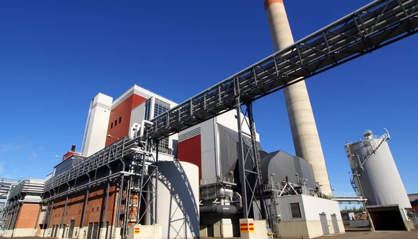 Fábrica industrial moderna contra o céu azul — Fotografia de Stock