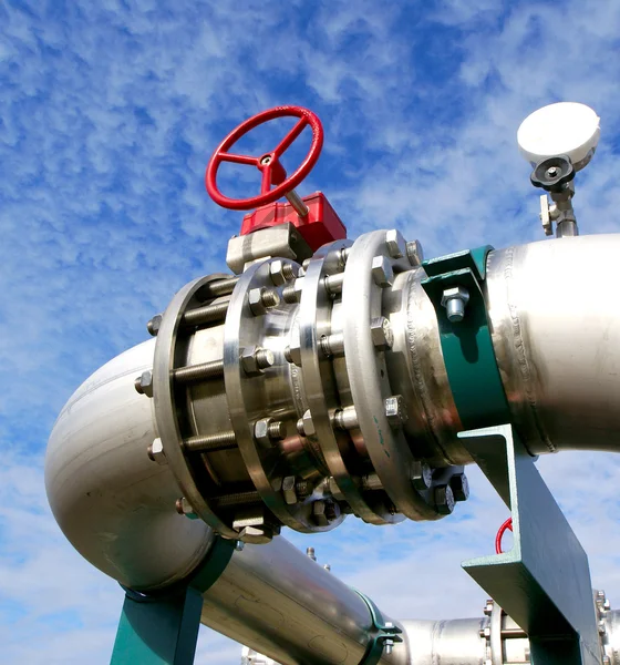 Industrial zone, Steel pipelines and valves against blue sky — Stock Photo, Image