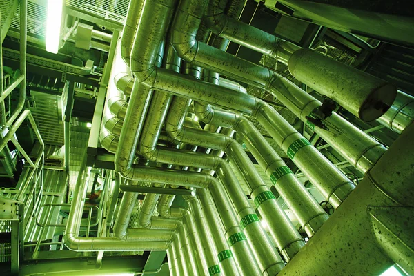 Zona industrial, Tuberías de acero en tonos verdes — Foto de Stock