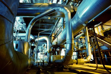 Sanayi bölgesi, mavi tonlu çelik boru hatları.