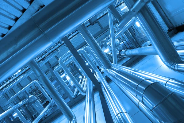 Zona industrial, dutos de aço e cabos em tons azuis — Fotografia de Stock