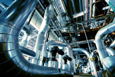 Sanayi bölgesi, mavi tonlu çelik boru hatları.