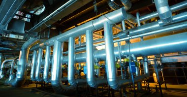 Sanayi bölgesi, mavi tonlu çelik boru hatları.