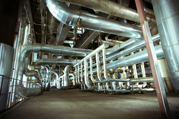 Zona industrial, tuberías de acero, válvulas y cables — Foto de Stock