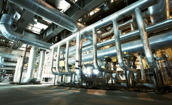 Ipari zóna, acél csővezetékek, szelepek és a kábel — Stock Fotó