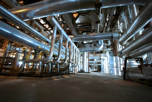 Průmyslová zóna, ocelové potrubí, ventily a kabely — Stock fotografie