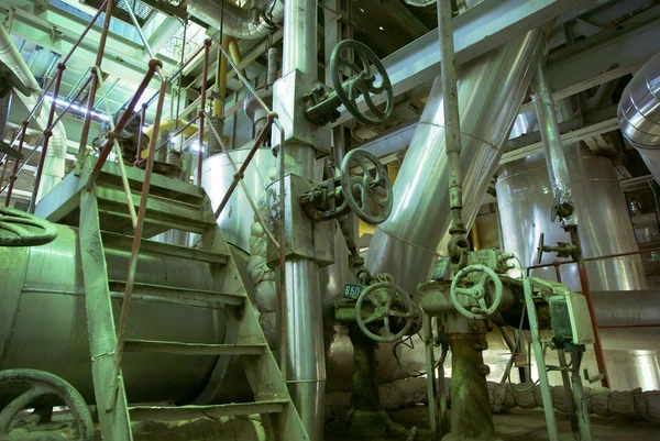 Zona industrial, tuberías de acero, válvulas y cables — Foto de Stock