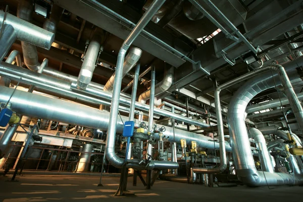 Zona industrial, tuberías de acero, válvulas y cables — Foto de Stock
