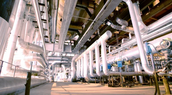 Zona industrial, tuberías de acero, válvulas y cables — Foto de Stock