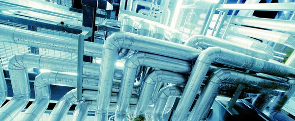 Промислова зона, сталеві трубопроводи в синіх тонах — стокове фото