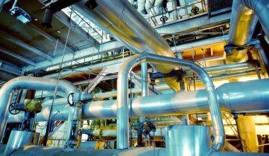 Sanayi bölgesi, çelik boru hatları, vanalar ve pompalar.