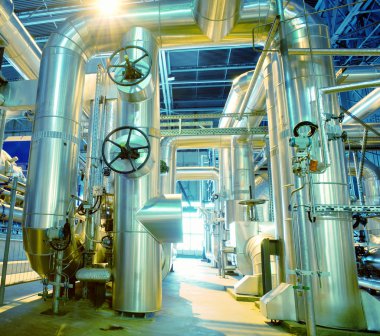 Sanayi bölgesi, çelik boru hatları, vanalar ve pompalar.