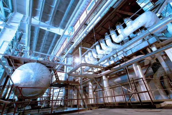 Zona industrial, tuberías de acero y cables en tonos azules —  Fotos de Stock