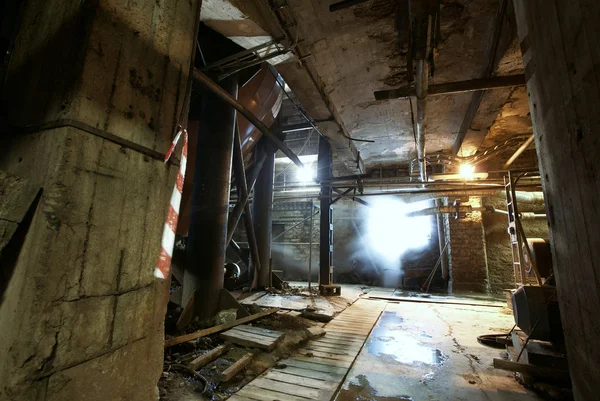 Régi hátborzongató, sötét, pusztuló, romboló, piszkos gyár — Stock Fotó