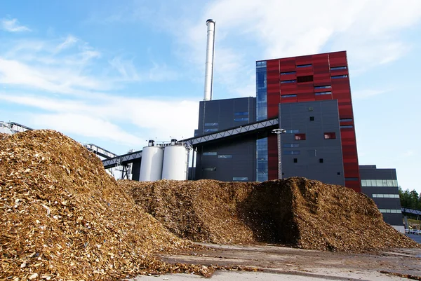 Planta de bioenergía con almacenamiento de combustible de madera (biomasa) frente a bl —  Fotos de Stock