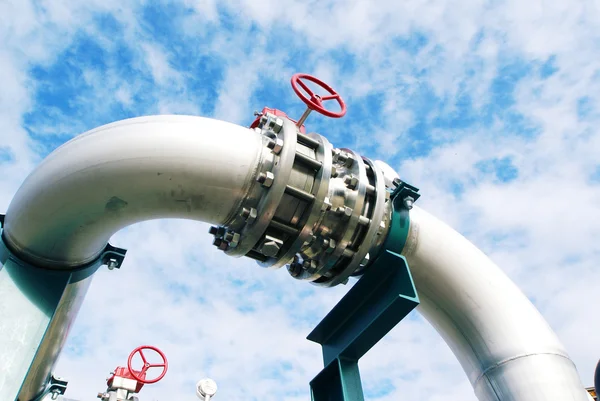 Industrial zone, Steel pipelines and valves against blue sky — Stock Photo, Image