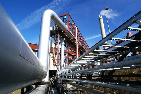 Industrial zone, Steel pipelines and valves against blue sky — Stock Photo, Image