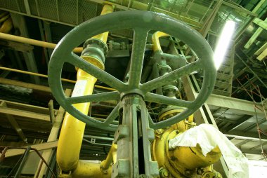 Yeşil tonlarda organize sanayi bölgesinde, çelik boru