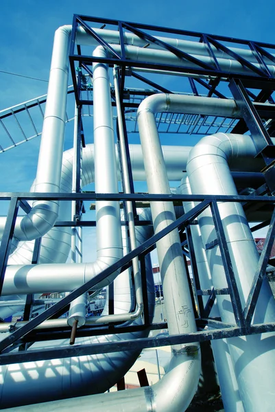 Industrial zone, Steel pipelines and valves against blue sky — Stock Photo, Image