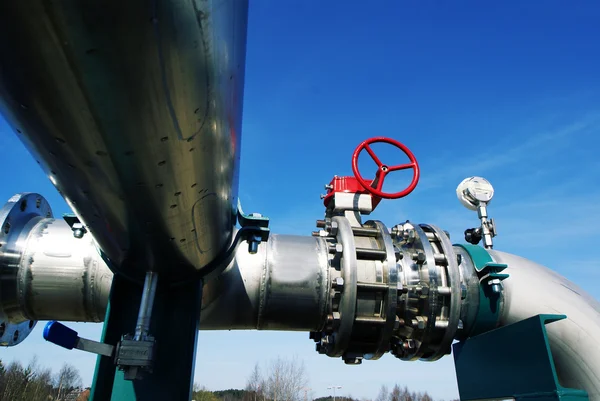 Industrial zone, Steel pipelines and valves against blue sky — Stock Photo, Image