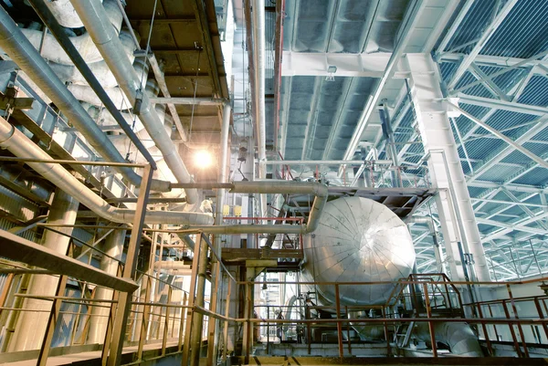 Zona industrial, tuberías de acero, válvulas y cables — Foto de Stock