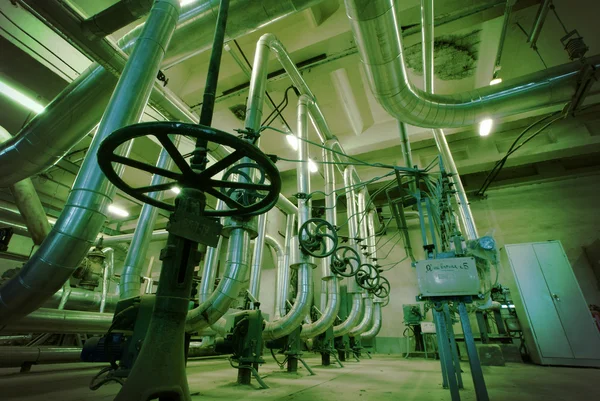 Промышленная зона, стальные трубопроводы в зеленых тонах — стоковое фото