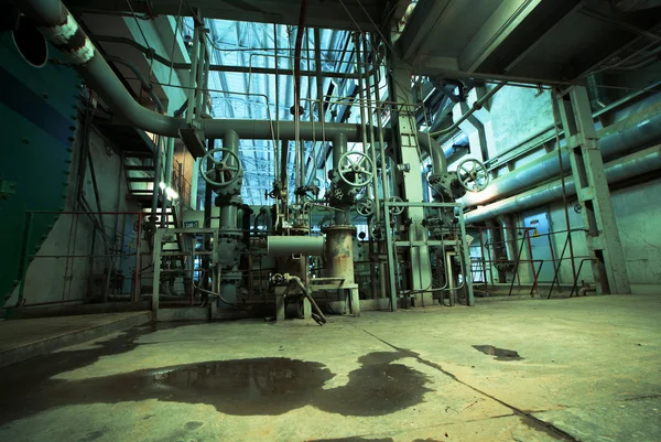 Zona industrial, tuberías de acero, válvulas y cables — Foto de Stock