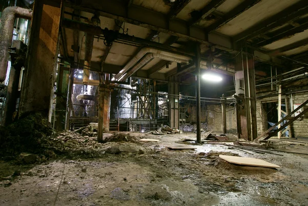 Velho assustador, escuro, decadente, destrutivo, fábrica suja — Fotografia de Stock