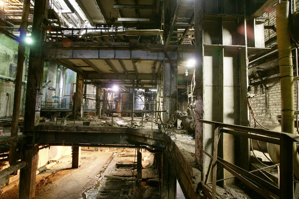 Oude griezelig, donker, rottend, destructieve, vuile fabriek — Stockfoto