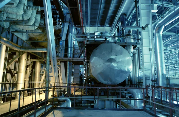 Промышленная зона, стальные трубопроводы и клапаны — стоковое фото