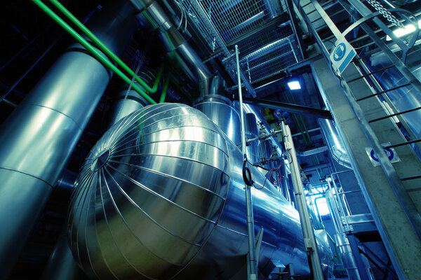 промышленная зона, стальные трубопроводы и клапаны