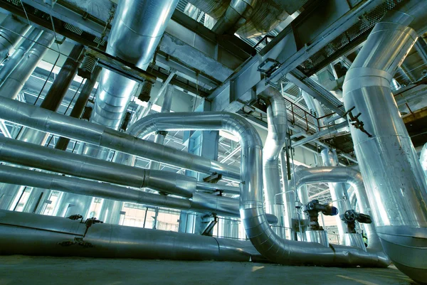 Zona industrial, tuberías y válvulas de acero — Foto de Stock