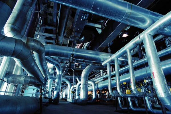 Zona industrial, tuberías y válvulas de acero — Foto de Stock