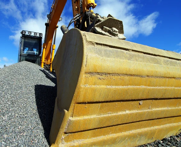 Excavator against blue sky — Stock Photo, Image