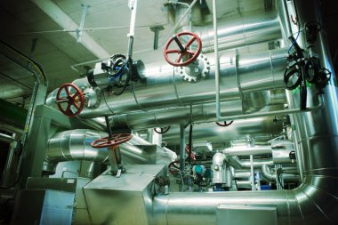 Sanayi bölgesi, çelik boru hatları, vanalar ve pompalar.