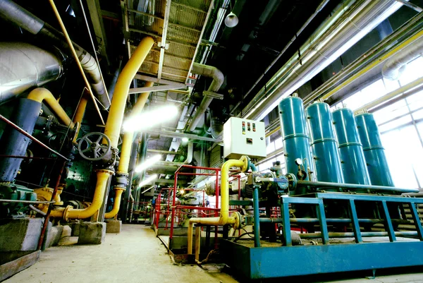 Equipos, cables y tuberías que se encuentran en el interior de una industria moderna —  Fotos de Stock