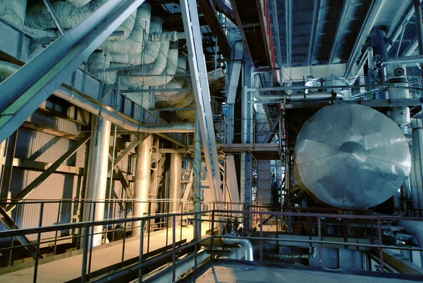 Промышленная зона, стальные трубопроводы и клапаны — стоковое фото