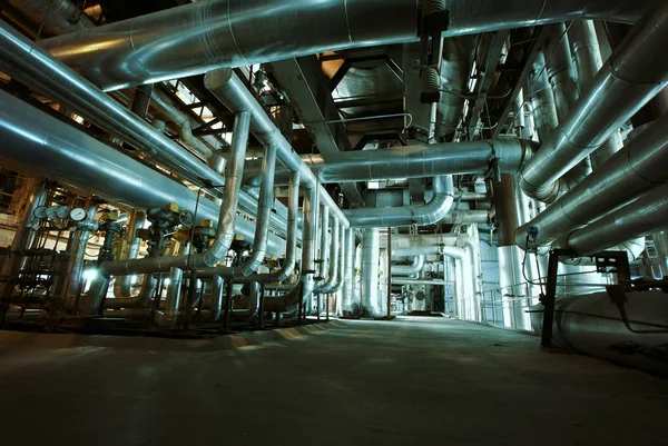 Zona industriale, tubazioni, valvole e pompe in acciaio — Foto Stock