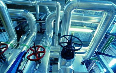 Sanayi bölgesi, çelik boru hatları, vanalar ve pompalar.