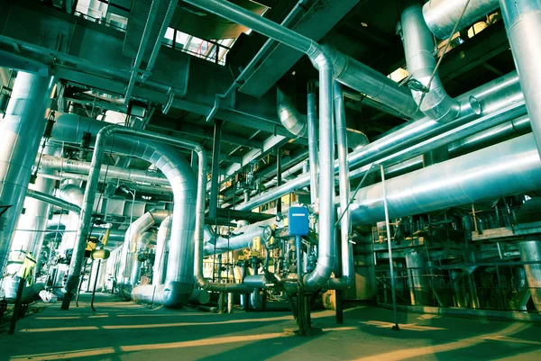 Ipari zóna, acél csővezetékek, szelepek és tartályok — Stock Fotó