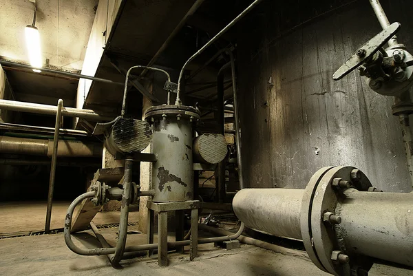 Zona industrial, tuberías de acero, válvulas y tanques — Foto de Stock