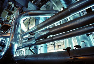 Sanayi bölgesi, çelik boru hatları, vanalar ve pompalar.