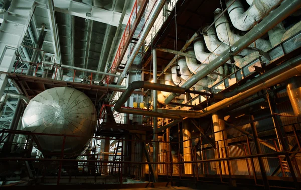 Zona industrial, tuberías de acero, válvulas y bombas — Foto de Stock