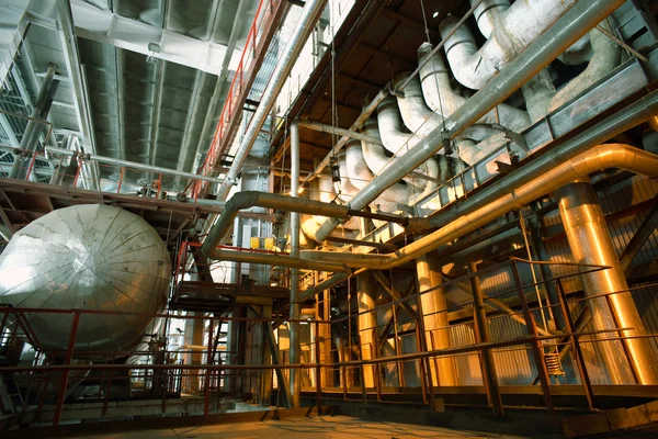 Zona industrial, tuberías de acero, válvulas y bombas — Foto de Stock