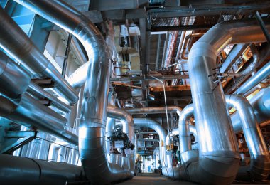 Sanayi bölgesi, mavi tonlu çelik boru hatları.