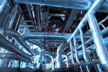 quipment, kablo ve boru bulunan modern bir heyetin içinde