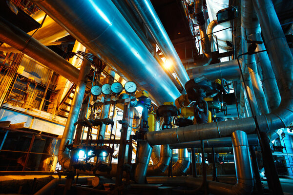 Промышленная зона, стальные трубопроводы в синих тонах